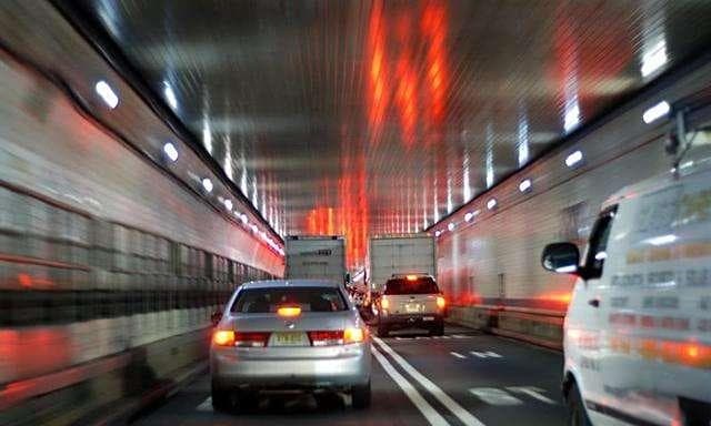 开车在隧道中行驶，要注意什么？掌握这4点才是老司机