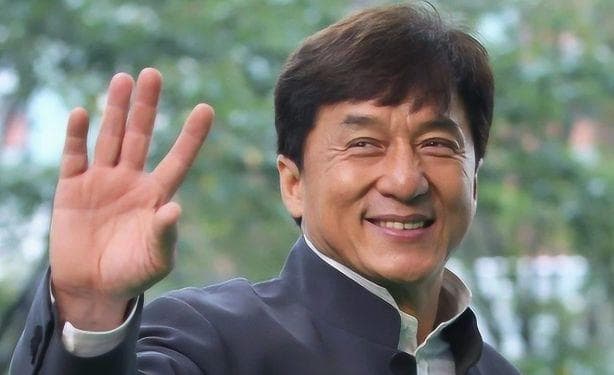 70岁成龙再战银幕：《陌生家庭》里的新挑战