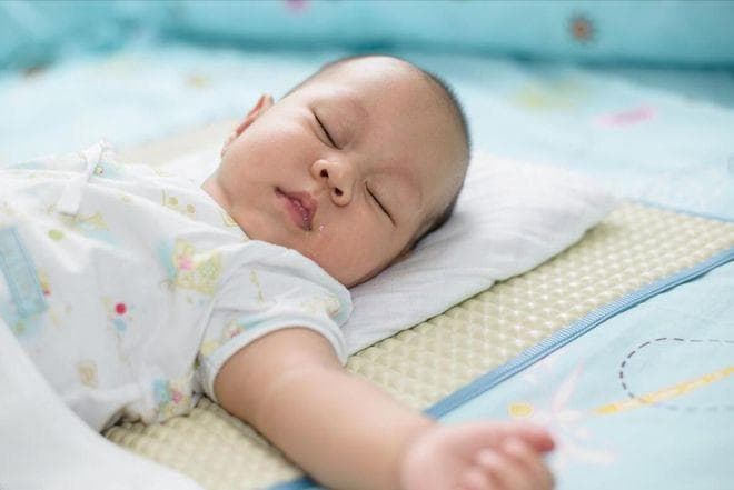 婴儿多大睡枕头？与其脊柱发育有关，不同月龄用不同高度的枕头