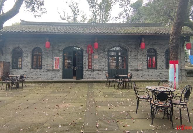 穿越时光的浪漫！婚姻登记处搬进公园：复古风引游人拍照打卡，运行半年广受好评