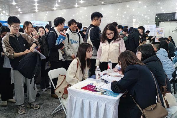 61.7%大学生通过校园招聘获得工作机会