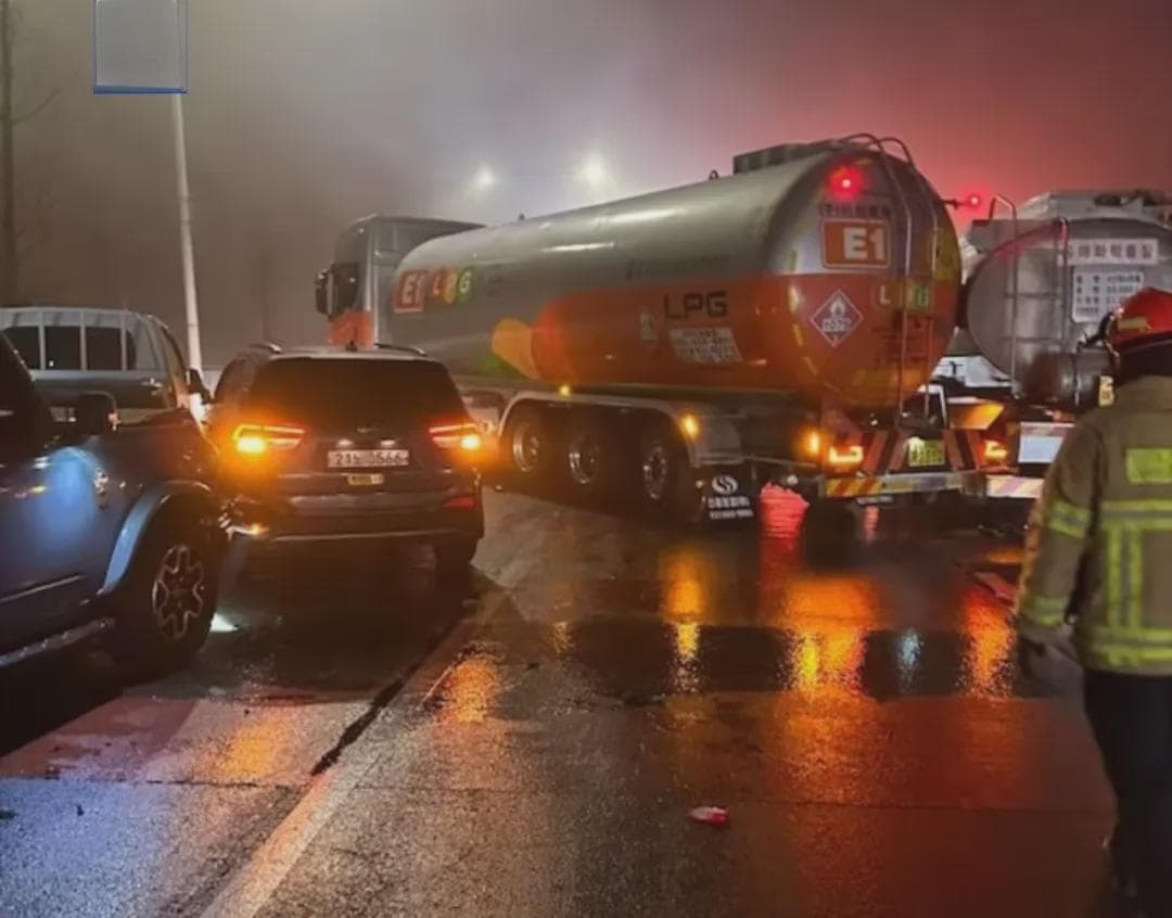 韩国首尔高速公路44车连环追尾，道路结冰致1人重伤