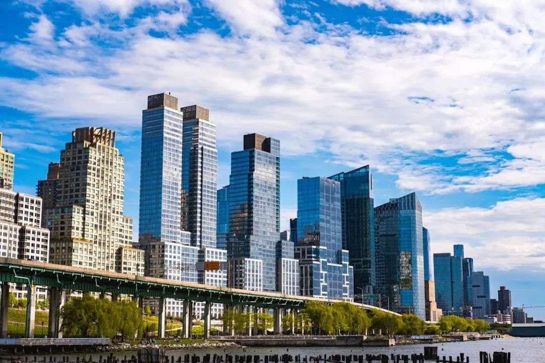美国绿卡获批后，还能长期居住在中国吗？