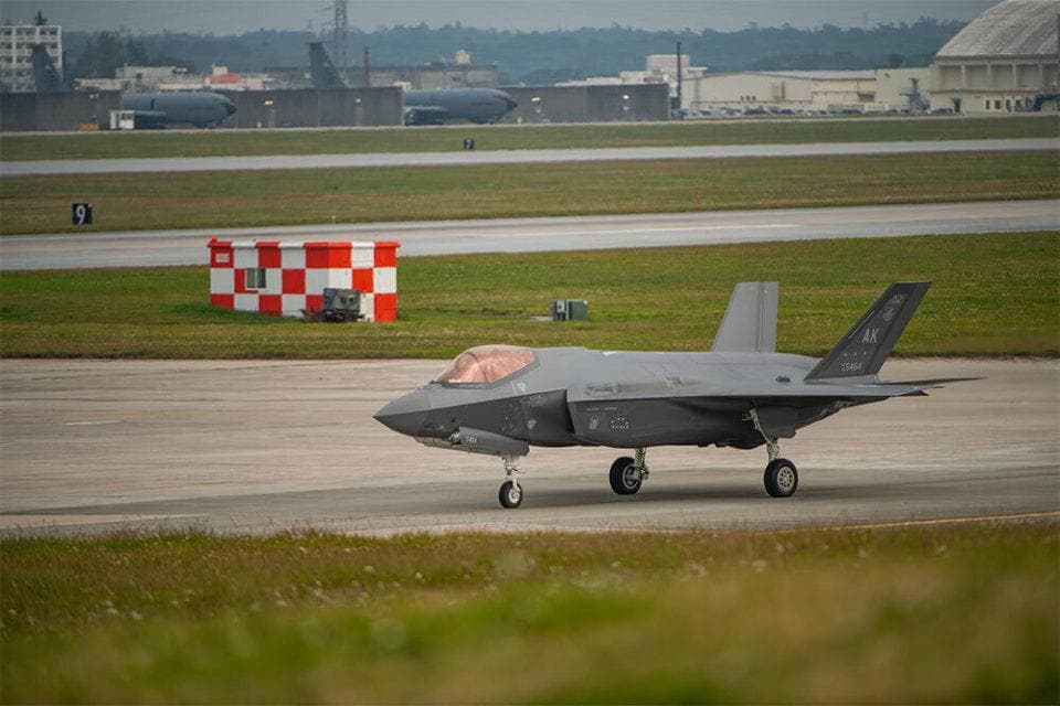 F-15EX和F-35优点加起来，才能媲美歼-20？实战却不会这么美好