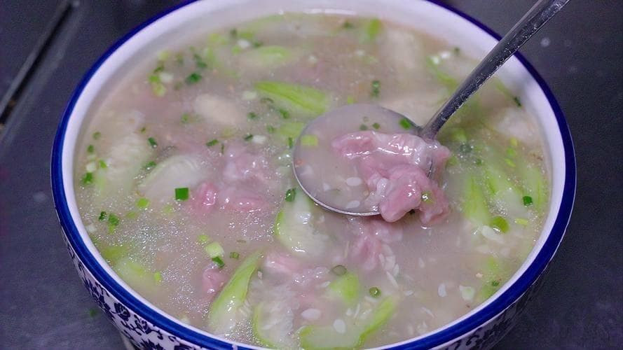 丝瓜滑肉汤：快节奏生活中的清新美味，简单又营养的家常必备