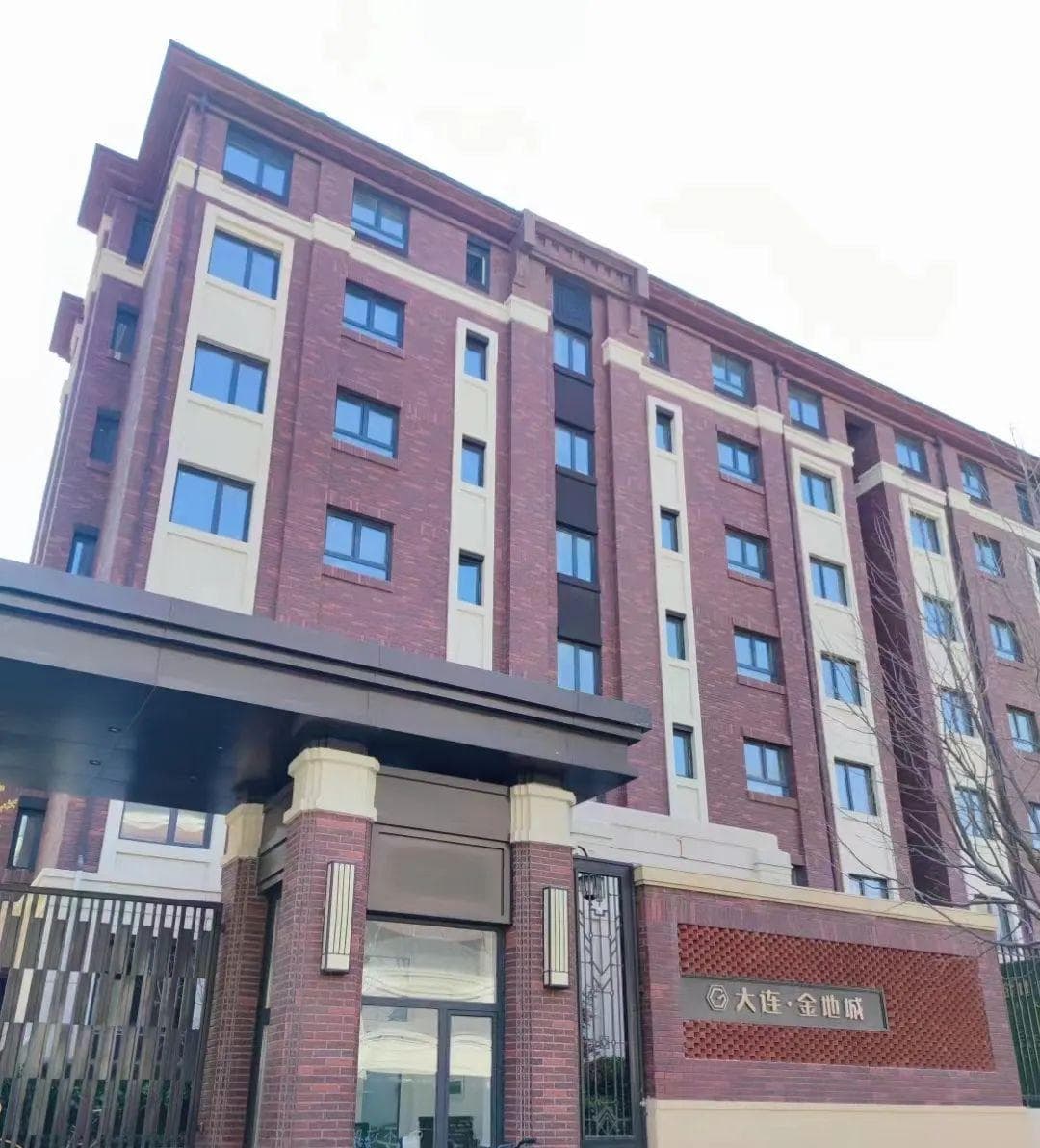 “百万元买房，开发商赠我一堵墙”：大连金地城纠纷调查丨楼市“ 3·15”