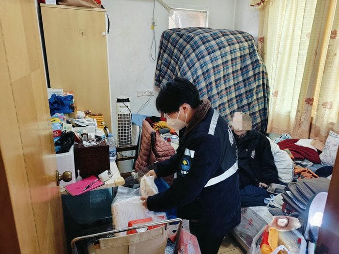 化身“蜘蛛侠“，多方联动紧急救助八旬病弱老人