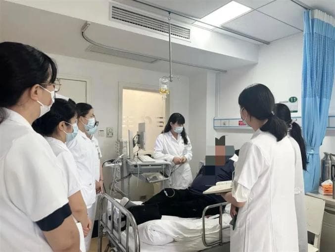 担心空调凉气吹进厨房太费电，爹爹关门炒菜中暑致肾衰竭