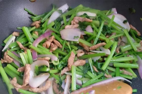 香芹瘦肉炒出健康美味