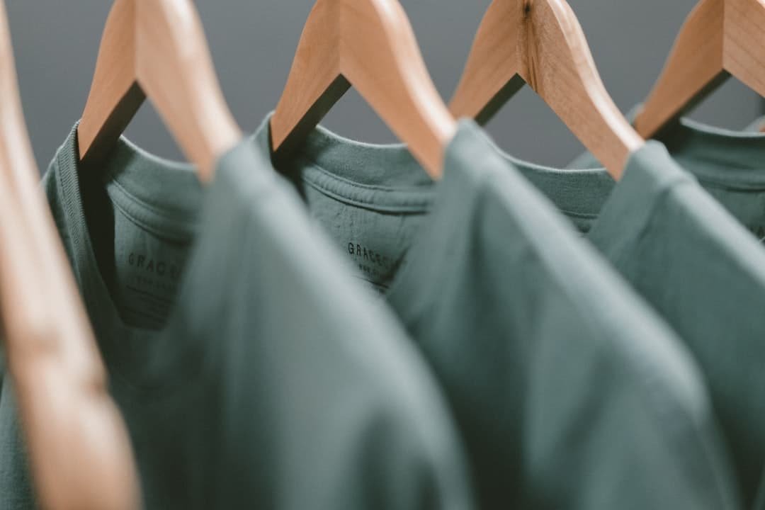 卡其色褲子配什麼顏色衣服女？百搭秘訣大公開！