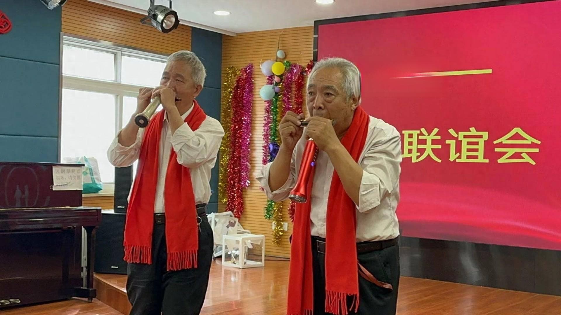 北京莲花池公园“口琴大爷”走红：17年默契搭档，9700万次观看