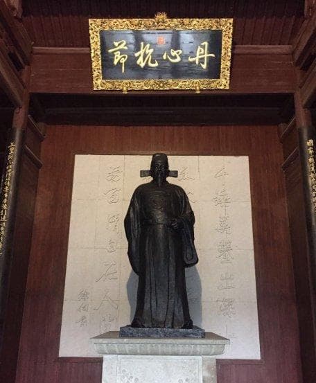 王文面目严冷，百官不敢对其有私请，借宦官入阁，和于谦同被冤杀