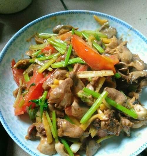 酸菜炒鸡胗的美味做法（健康营养又开胃的家常菜）