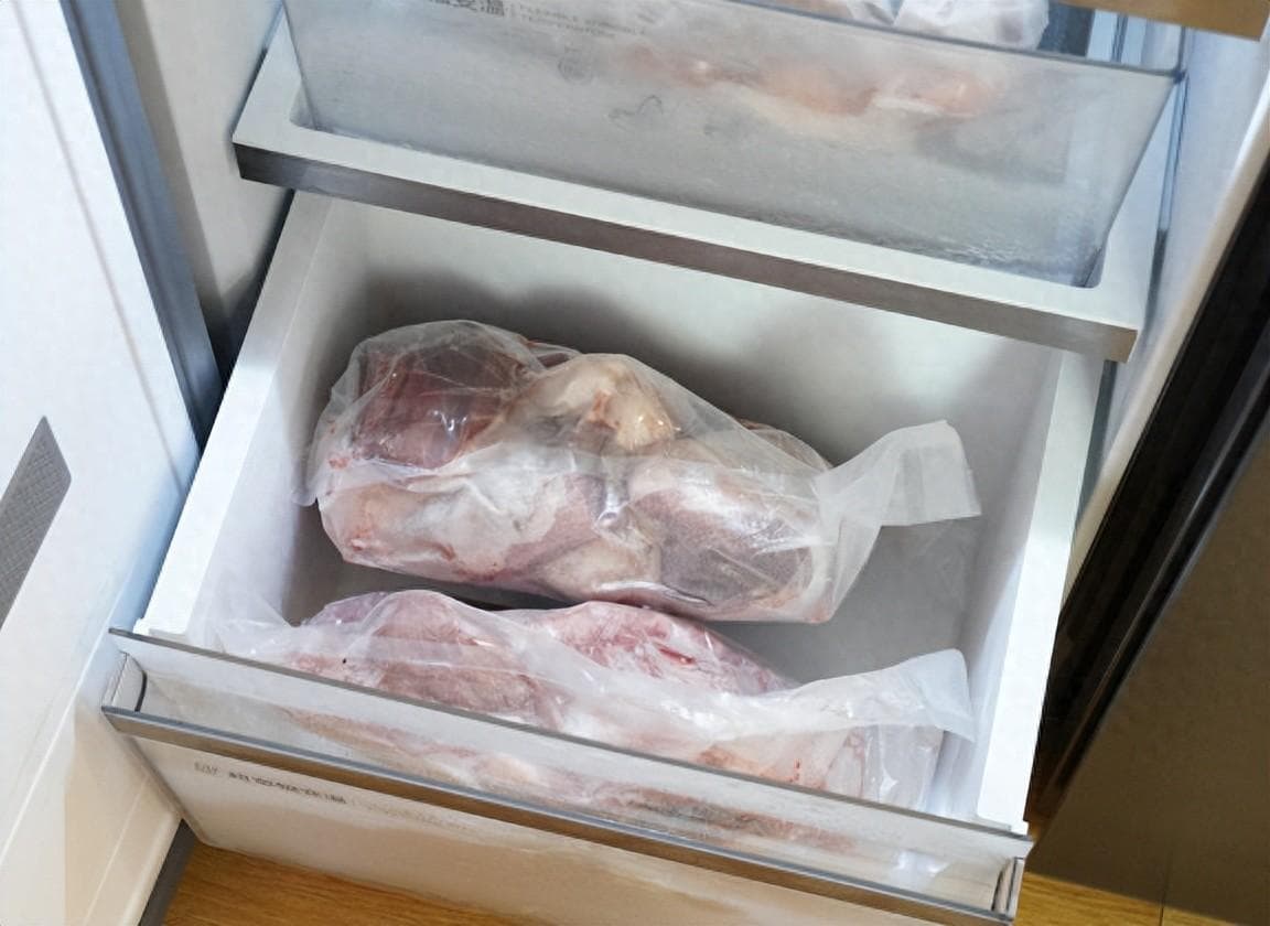 千万不要拿这种塑料袋装肉冷冻！可能吃进有害物质