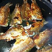 家常小鲫鱼煎制法：电饼铛版外酥里嫩