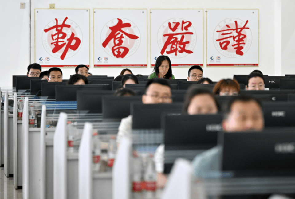 高中“理科教师短缺”，破解之道在哪里？| 新京报快评