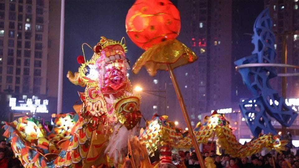 “永东火龙”蓬勃腾飞 “铁水流星”点亮夜空