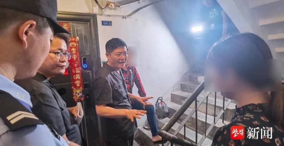 可视门铃安装位置不当引发邻里侵权纠纷，两级法院协同执行拆除