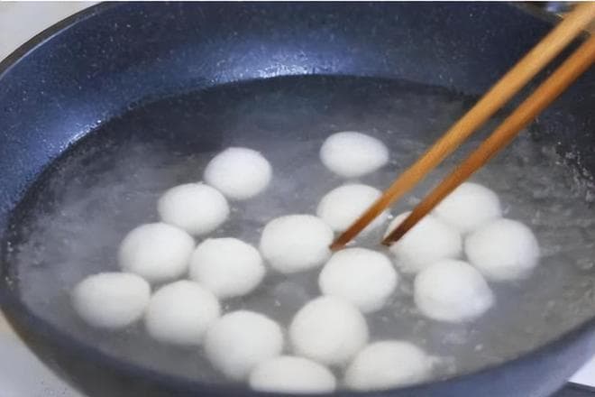 煮汤圆用冷水还是开水？盖盖煮还是开盖煮？区别很大，难怪不一样