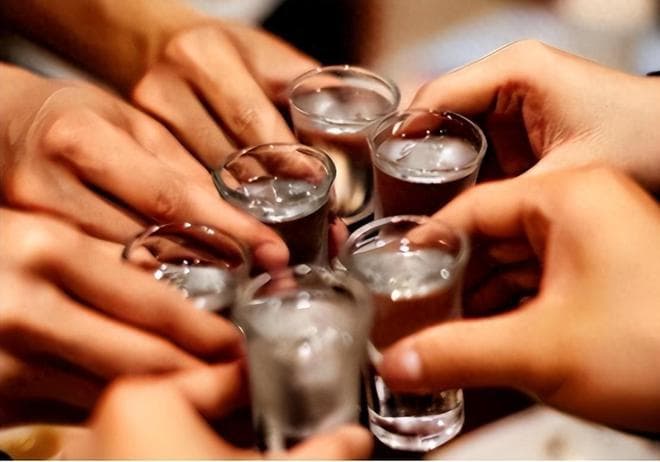 年龄大了要戒酒吗？医生：60岁后，喝酒牢记“4不喝”，对身体好