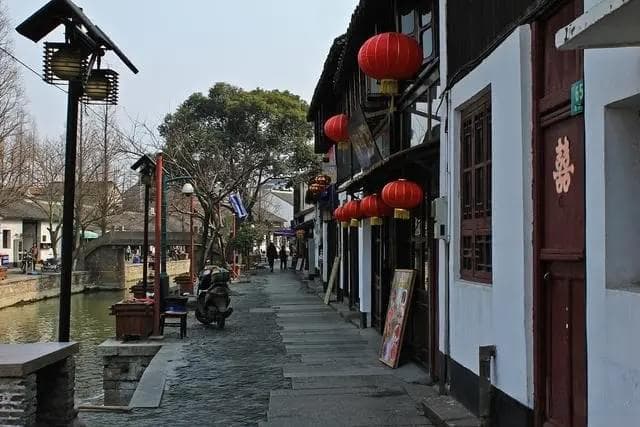 秋访句容老街：古建小吃与民俗活动展现古镇魅力