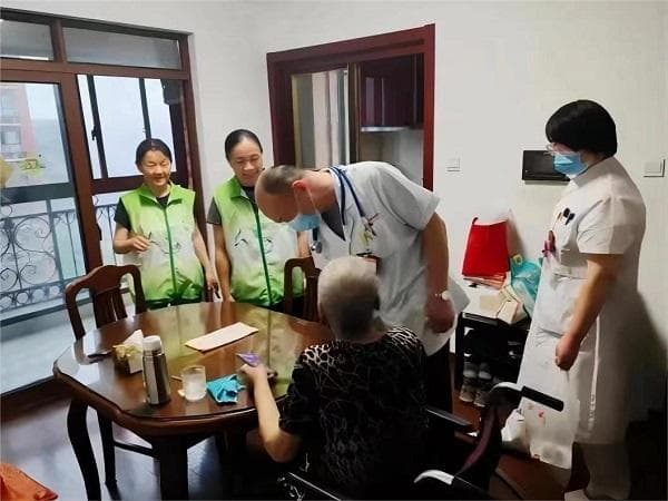 高温天里，这里的老年人们这样避暑