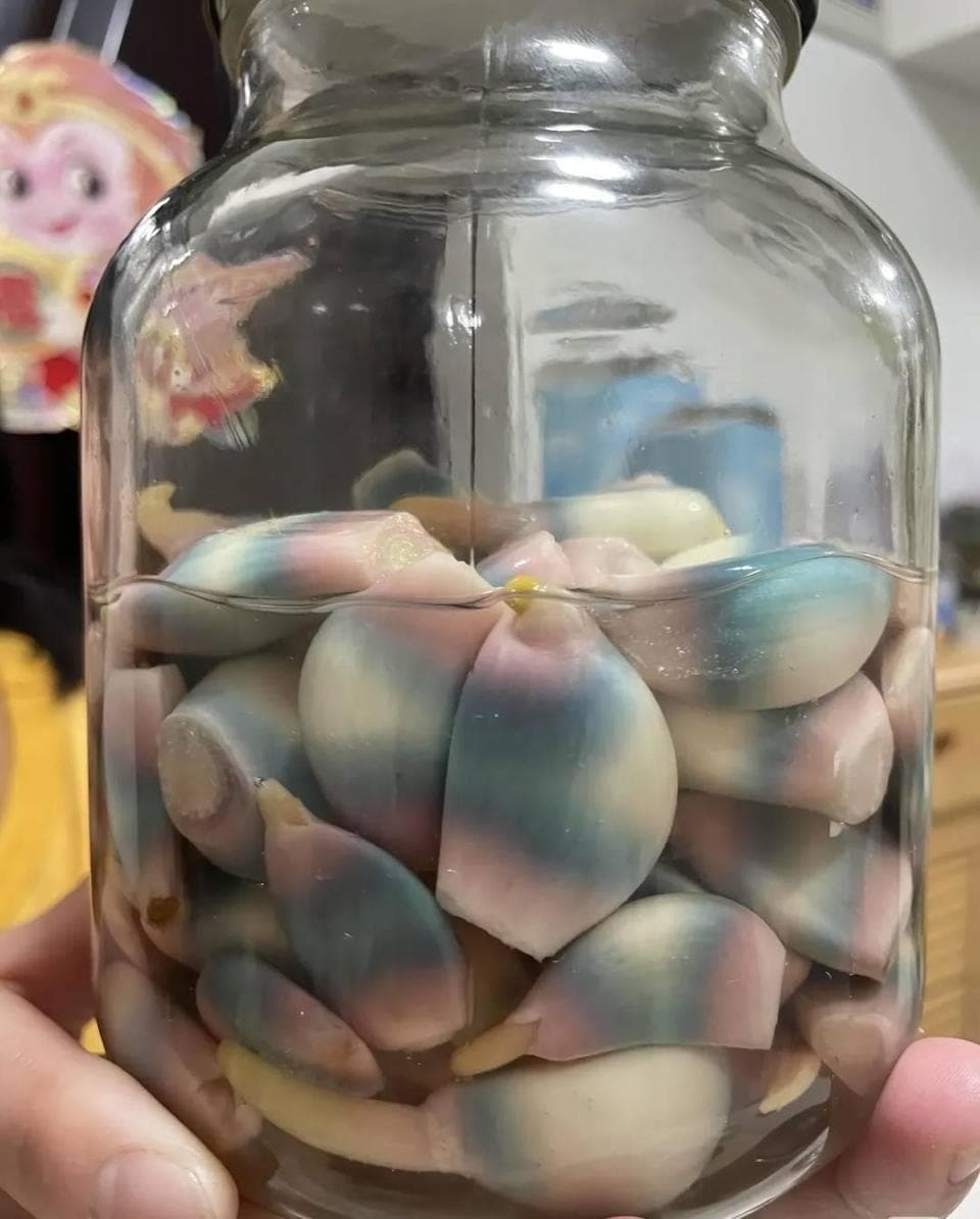 腊八蒜腌出“彩虹色”，吃了会不会中毒？