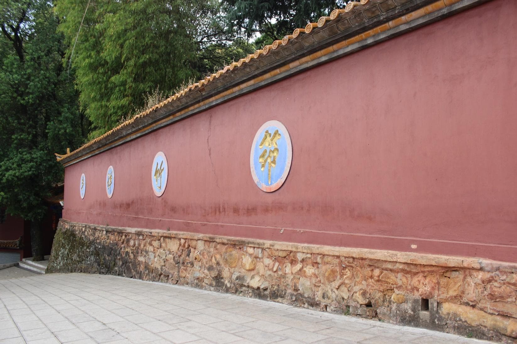 云南昆明筇竹寺：千年古刹里的佛教艺术瑰宝