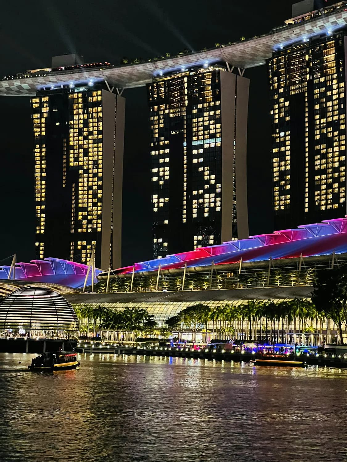 赵丽颖红毯造型引争议，实力转型路引发思考