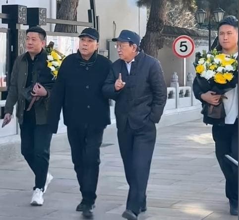 侯耀华带杨议墓前拜师侯宝林，同行：这不算数