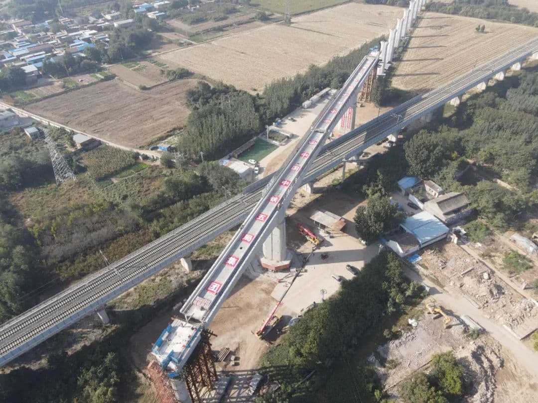 石衡沧港城际铁路全线首个跨石济客专最长单线续梁转体成功