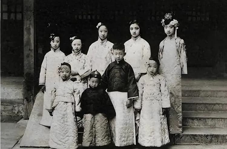 哥哥是溥仪，奶奶是慈禧太后，他是新中国的人民教师