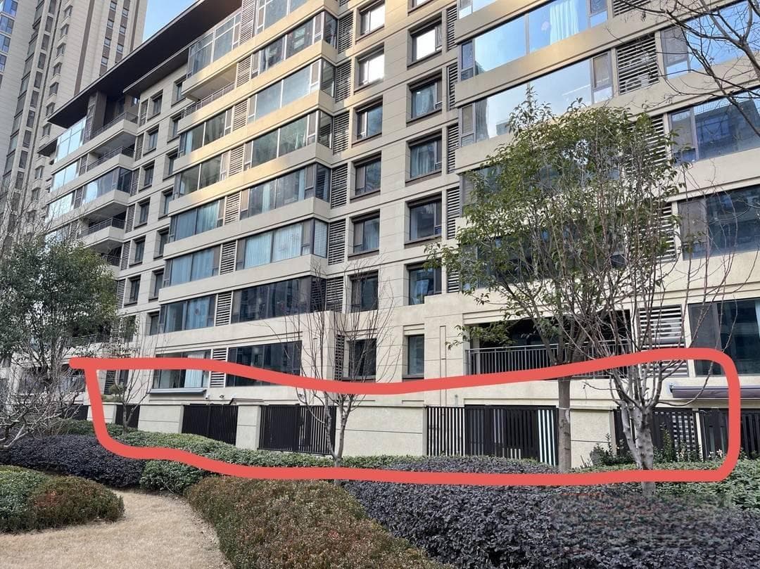 西安一小区一楼住户修花园被指侵占公共绿地，当事业主回应系高价购房赠送