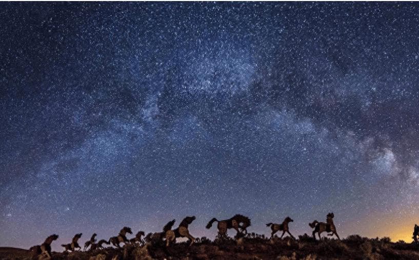 宇宙中的恒星，比地球上的沙子还多，为什么太空却是黑色的？