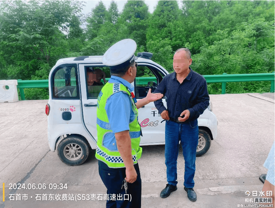 六旬大爷开着“老头乐”高速逆行 交警及时拦截带离