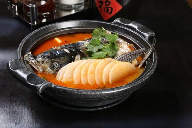 砂锅鱼头：鲜嫩入味，温暖每一刻