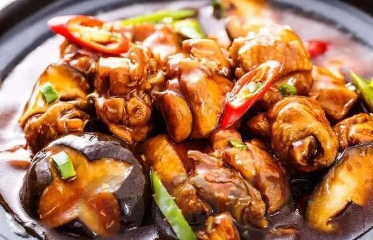 鸡肉鲜嫩，汤汁浓郁——黄焖鸡的完美诠释