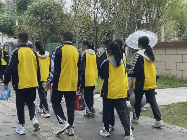 学校要求“发不过指”，不剪短不能上课 学生质疑：这样的规定合理吗？