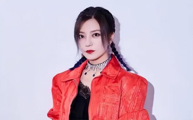 从国民女神到万人唾弃，赵薇近照曝光容颜尽失，当年琼瑶的话没错