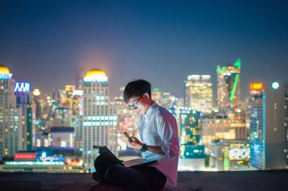 不上“正经班”却赚到更多钱的普通人：有人当算命师月入两三万