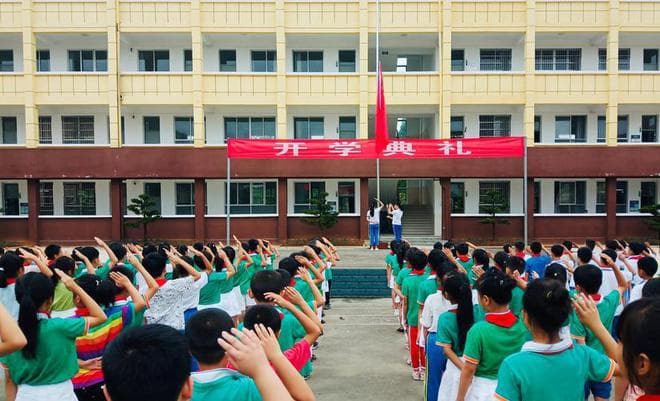 青春当燃，梦想新程！青春在追逐梦想的道路上奋力前行