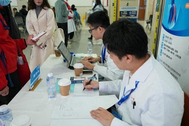 青少年脊柱健康早诊早治，华山骨科义诊守护孩子健康