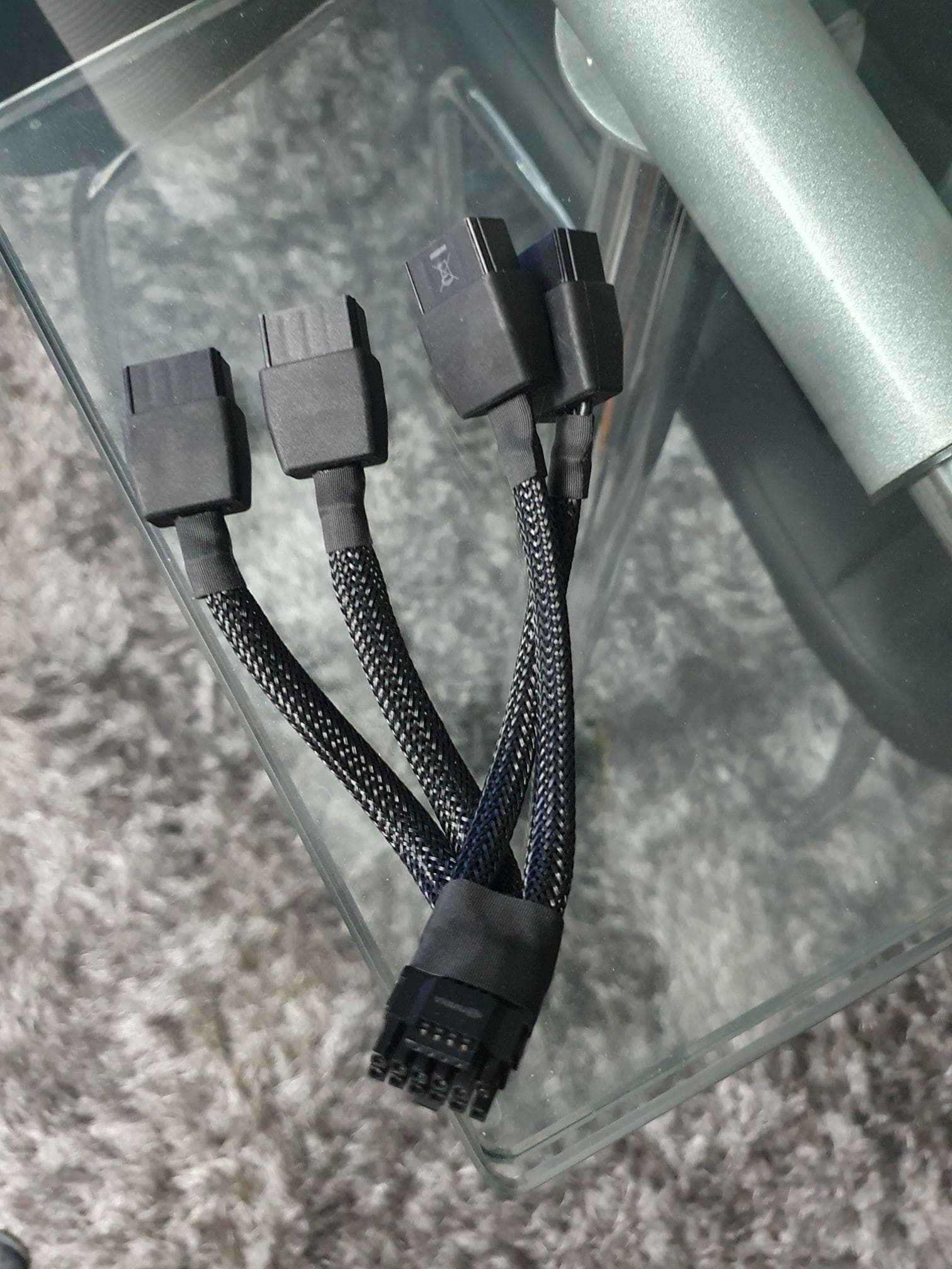 功能正常≠线材完好：外媒使用两年后发现 12VHPWR 端子塑料熔毁