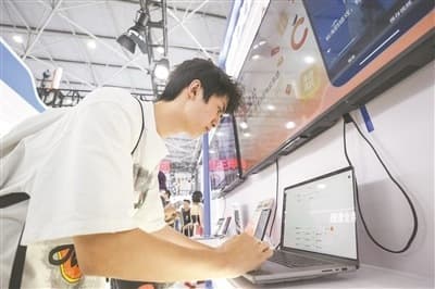 AI创作：规范发展路径 释放创意潜能
