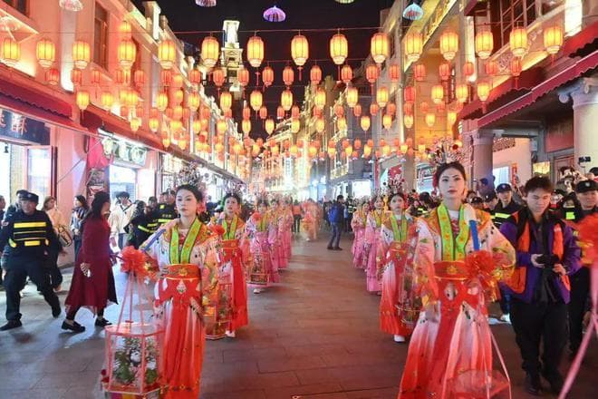 潮汕“挑花篮”：巡游队伍中的独特民俗
