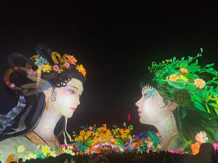 自贡灯会"青城双姝"走红网络成热门打卡点，正式售票首日有酒店被订空