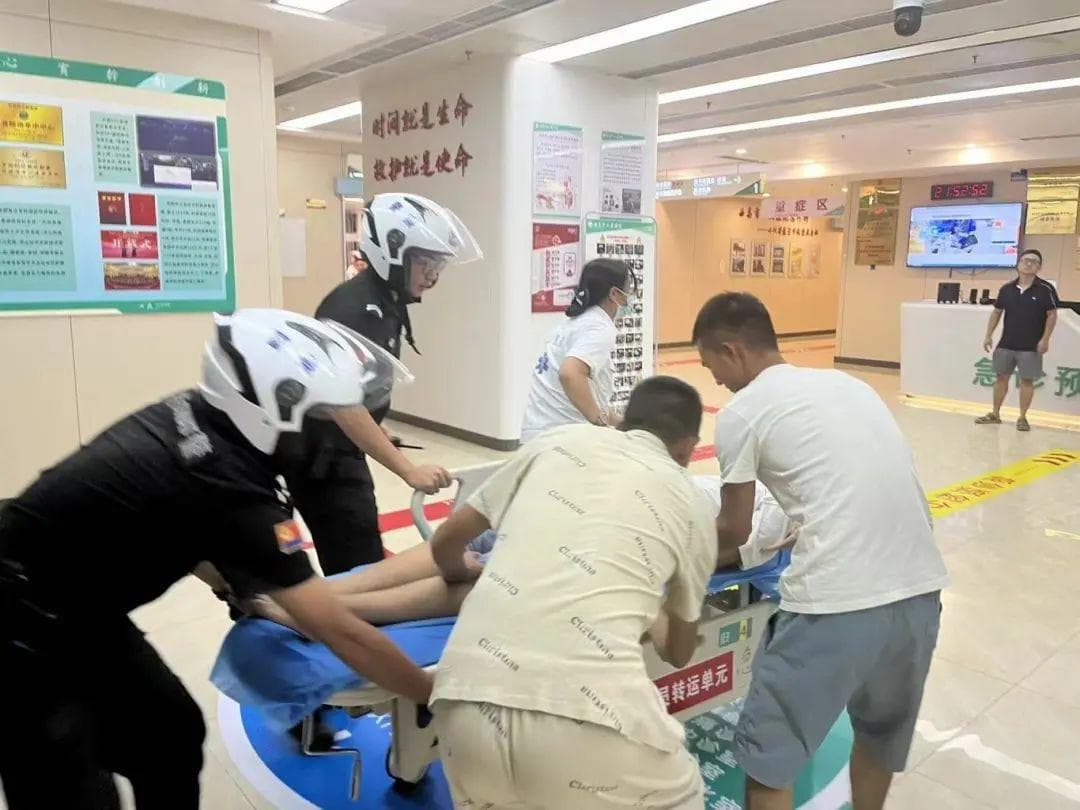 同一天，三起警车开道救助群众事例