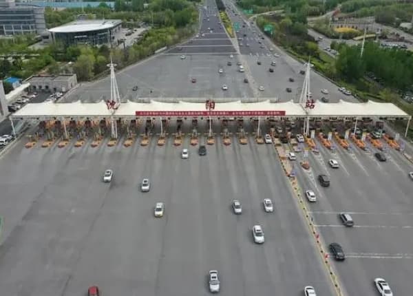 为什么高速公路是柏油路，而收费站却是水泥路？哪一个更好？