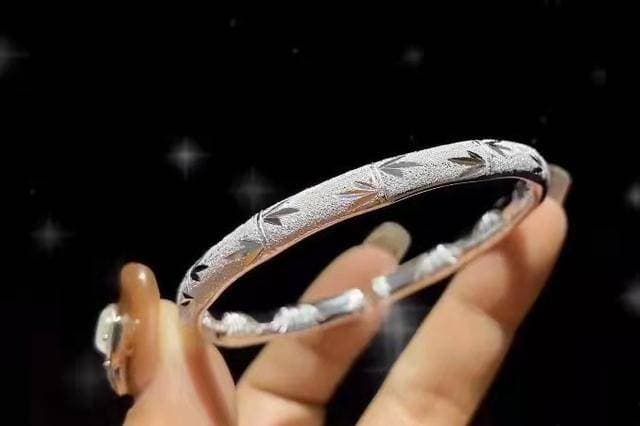 女性长期佩戴“银手镯”，真的对身体好吗？医生说出了答案
