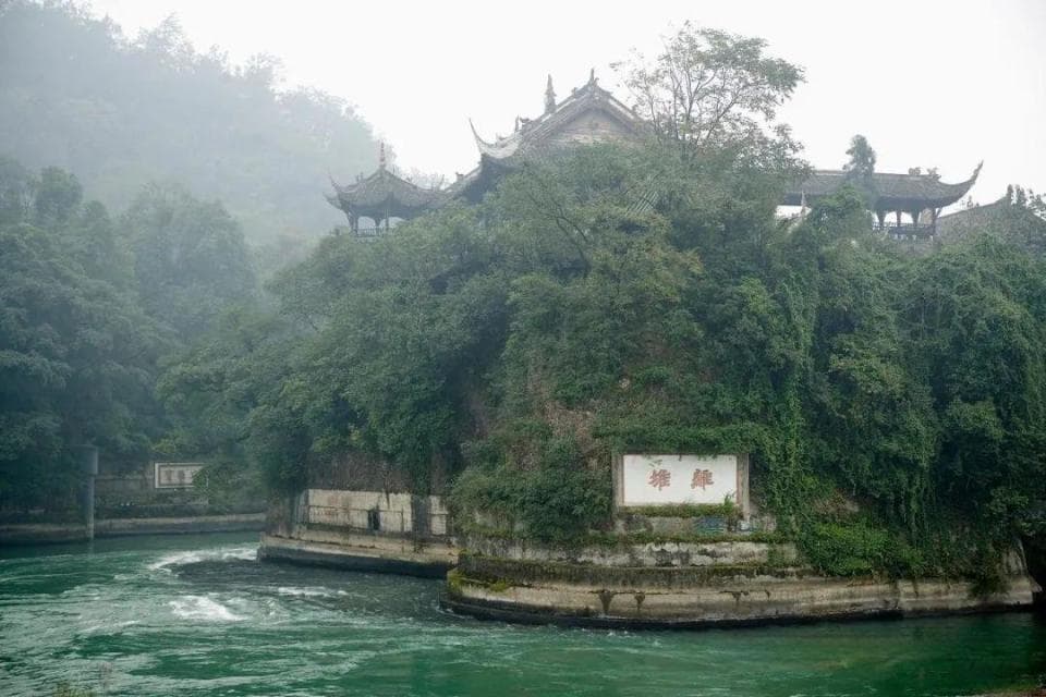 都江堰介绍，千年古堰，润泽天府的奇迹！